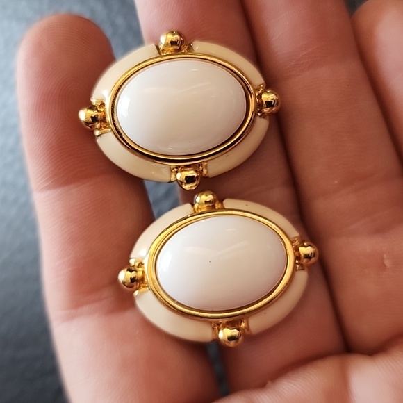 VTG Monet clip on earrings - Picture 2 of 8